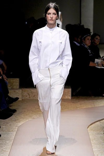Look 16